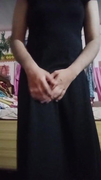 Indický gay crossdresser spodní Gaurisissy cítí nadržený v černých šatech skutečný domácí sex