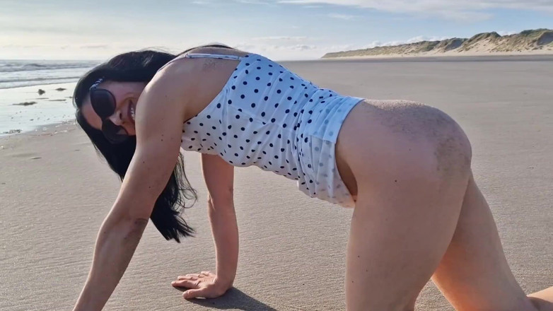Nicky Brill: Extendiendo mi coño y meando en la playa
