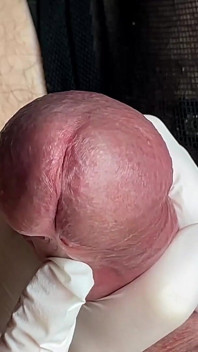 Glans Hra s bílými latexovými rukavicemi v super-detailní. Alternativní zobrazení.