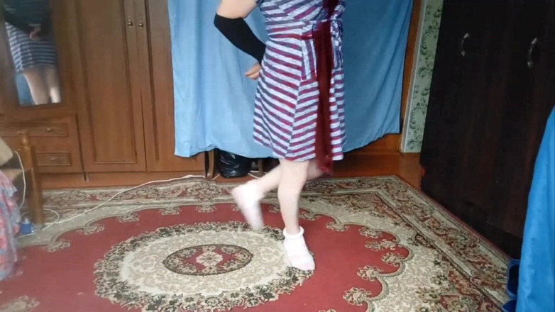 Kitty_Cross: La dolce sissy si mostra con un'adorabile gonna rosa