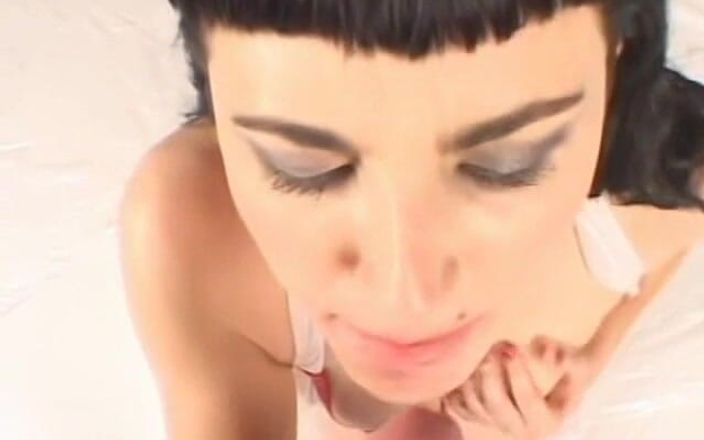 Homegrown Amateurs: Claudine si suster nakal lagi asik nyepong kontol ganas