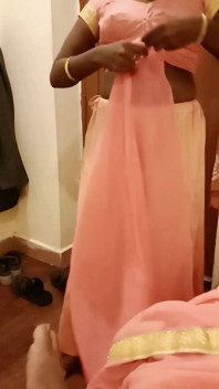 Il gran culo e la figa della moglie tamil renu prendono in giro in Sari dopo l'hotel - film cornuti! Moglie indiana