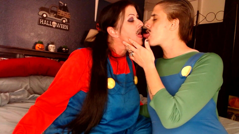 Abby Anna: 레즈 키스 할로윈 코스프레