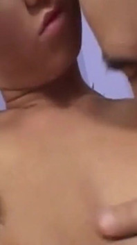 Troia bionda allarga il culo per bene poi ingoia un grosso carico di sperma