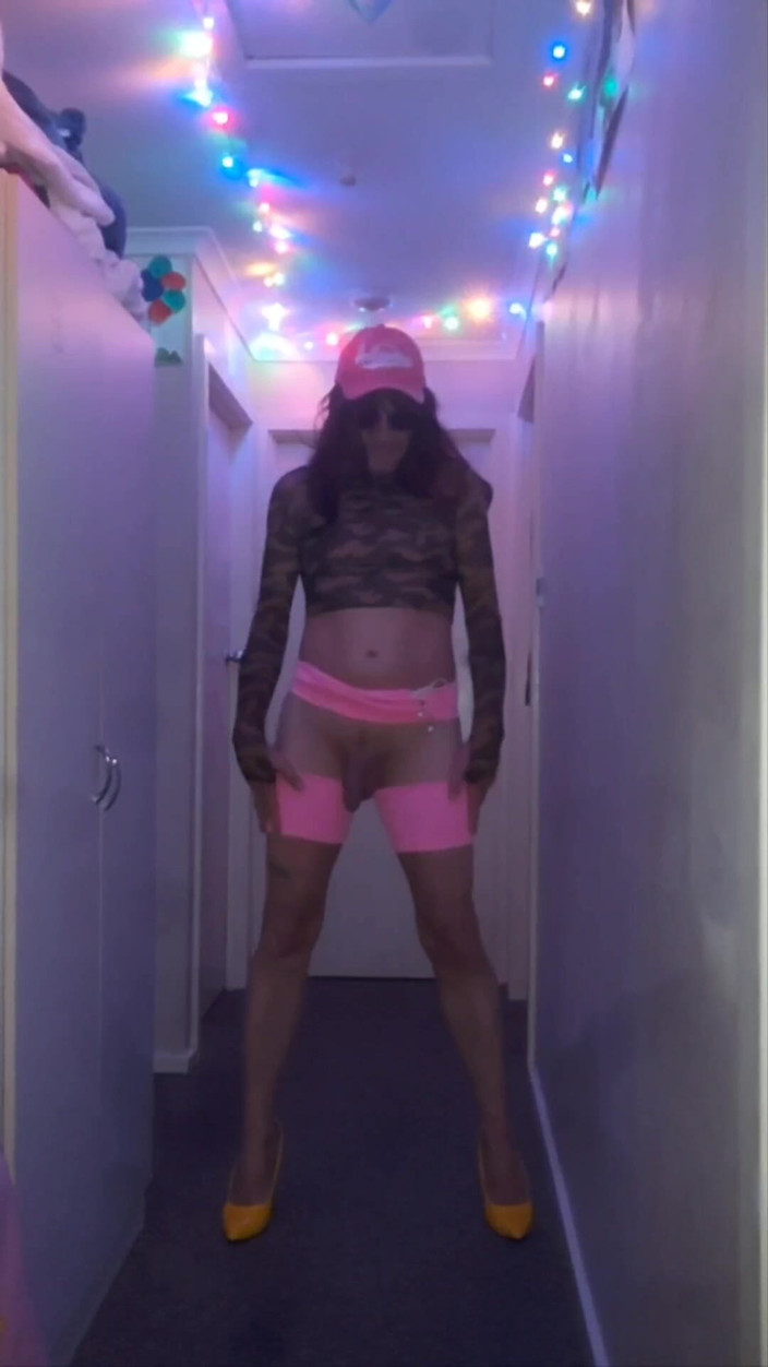 Lizzaali: Saya memotong seluar pendek merah jambu saya dan membuat skirt...