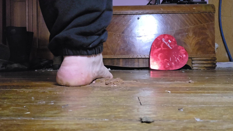 Miss Dimples: Schiacciare i cioccolatini di san valentino sotto i piedi - Speciale...