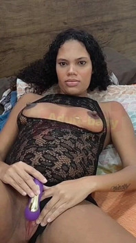 Bella donna incinta si masturba fino all'orgasmo con un vibratore durante una sessione solitaria