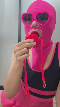 Banci Kanisa Rose Mengongkek Dildo Deepthroat