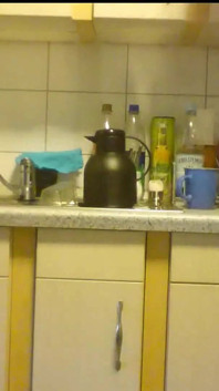 Une fille excitée se branle dans des collants étrangers fins