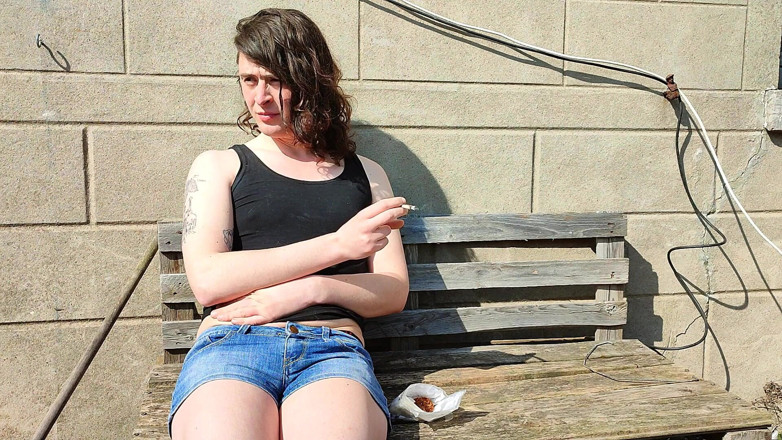Sara B: Sara fumando al aire libre