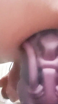 Enchendo minha bunda gostosa com um pau gigante