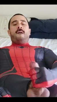 ¿Quieres ver cómo Spider-Man da semen?