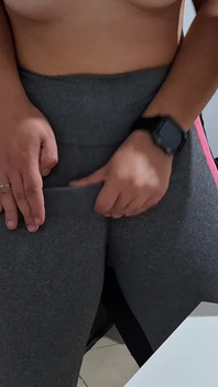 Melancap camel toenya di atas meja dengan bantuan jiran