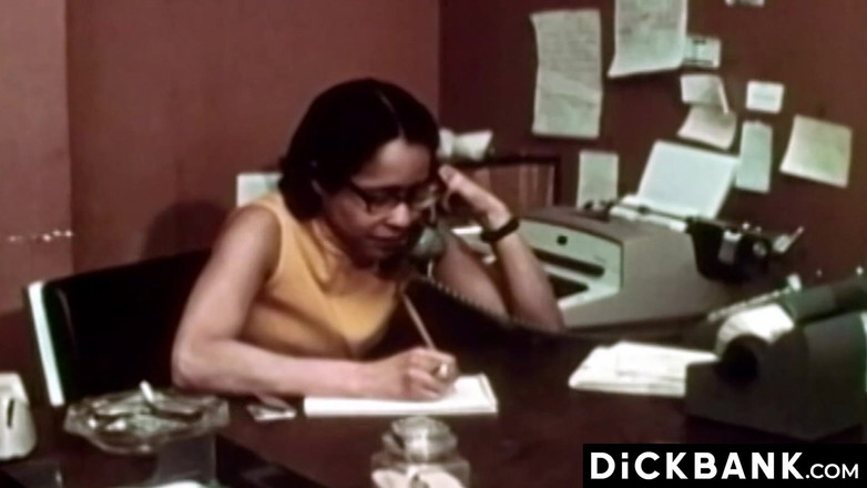 Dick bank: Blonda homosexuală primește o pulă sălbatică după lins de cur