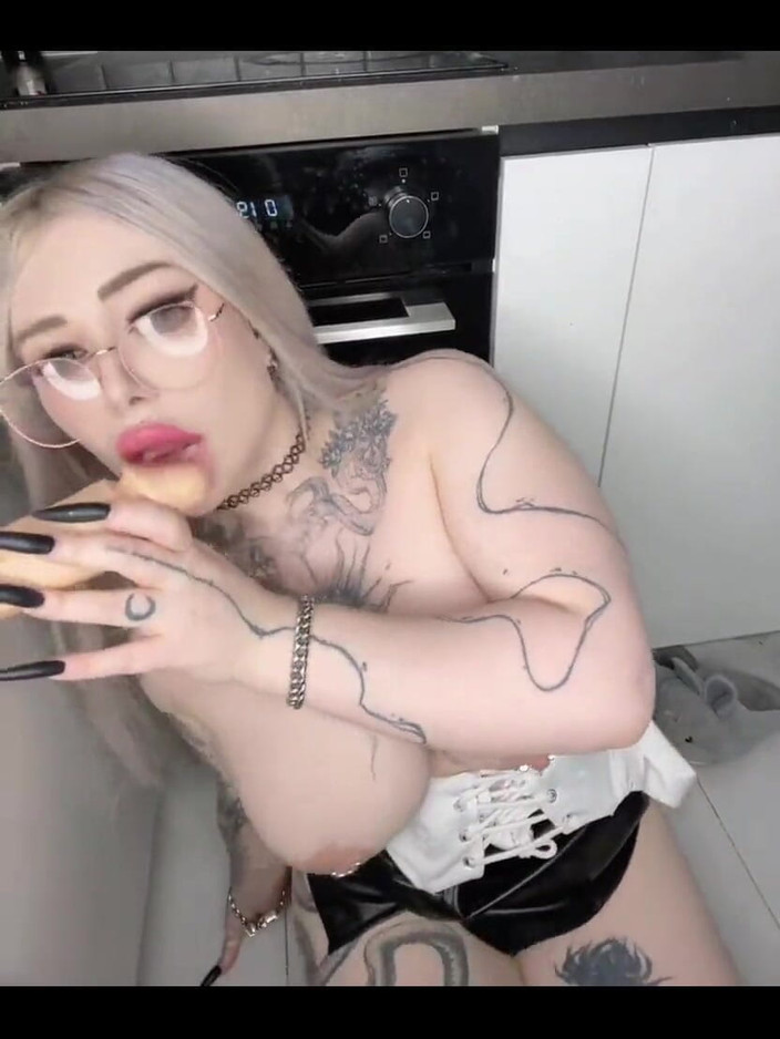 Peachgardens: Soția mea gospodină fute o pulă mare în timp ce sunt...