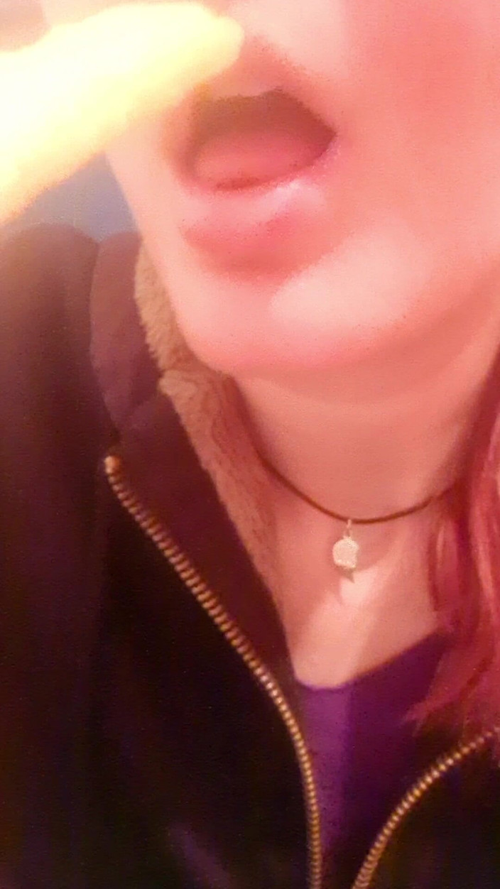 Ana Liz: Kinky Girl Sucks Potatoes