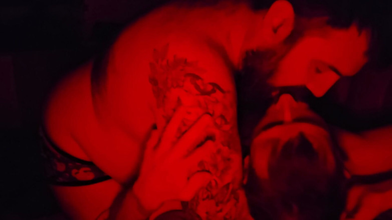 PoppaPig: Red Light Make Out
