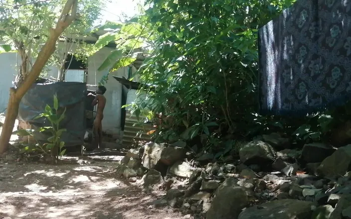 Gimhanboy: My bath time outdoor