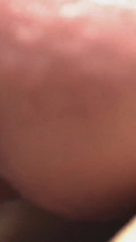 Elle joue avec sa chatte et la remplit de sperme !