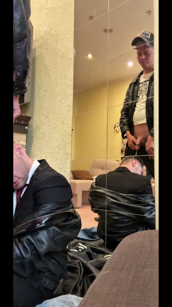 KinkySirius: Seorang pidr dalam sut berkhidmat untuk gopnik yang memakai kasut...
