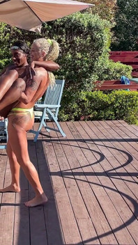 Ascensor y carga en topless con Paris Love y Andi Vicious