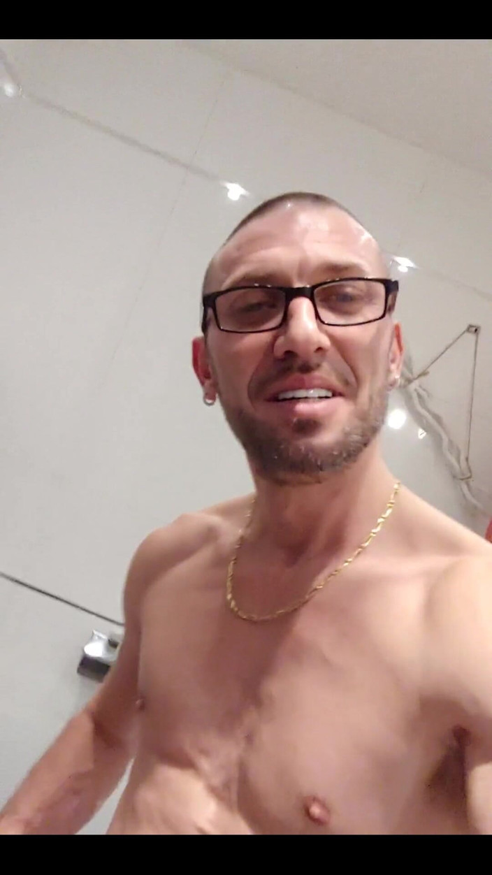 Boy jerking off: Im Home