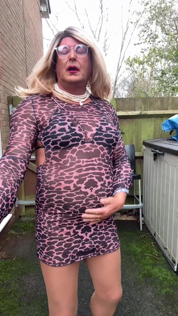 Kellycd2022: Sexy travestiet Kellycd2022 buitenshuis in bruine naadloze panty en luipaardprint...
