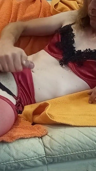 Deutsche sissy Leatransteen in roten Satin-dessous