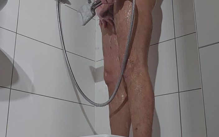 Chris_snoopy_91: Ducharse en el sitio de construcción parte 3: meando, masturbándose y...