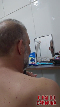 Pan Carmona goli się nago