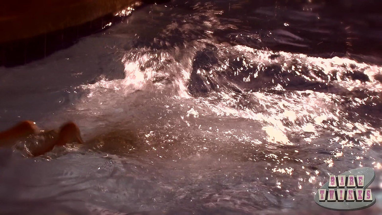 Bare Twinks: Une baise à la piscine a une fin surprise effrayante !