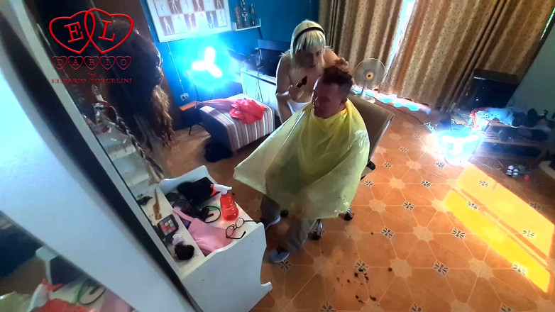 Strange stepfamily: Brincadeira! Barbeira se despindo em sua barbearia nudista. O cliente...