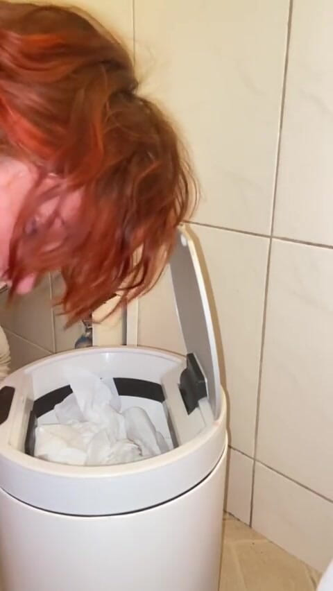 Elena917: Pissing and cleaning the toilet with my tongue