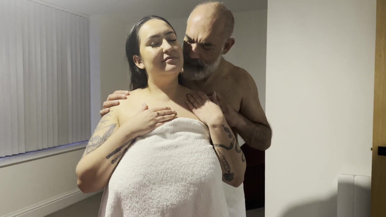 Harry River: Kyssar Efter Duschsex