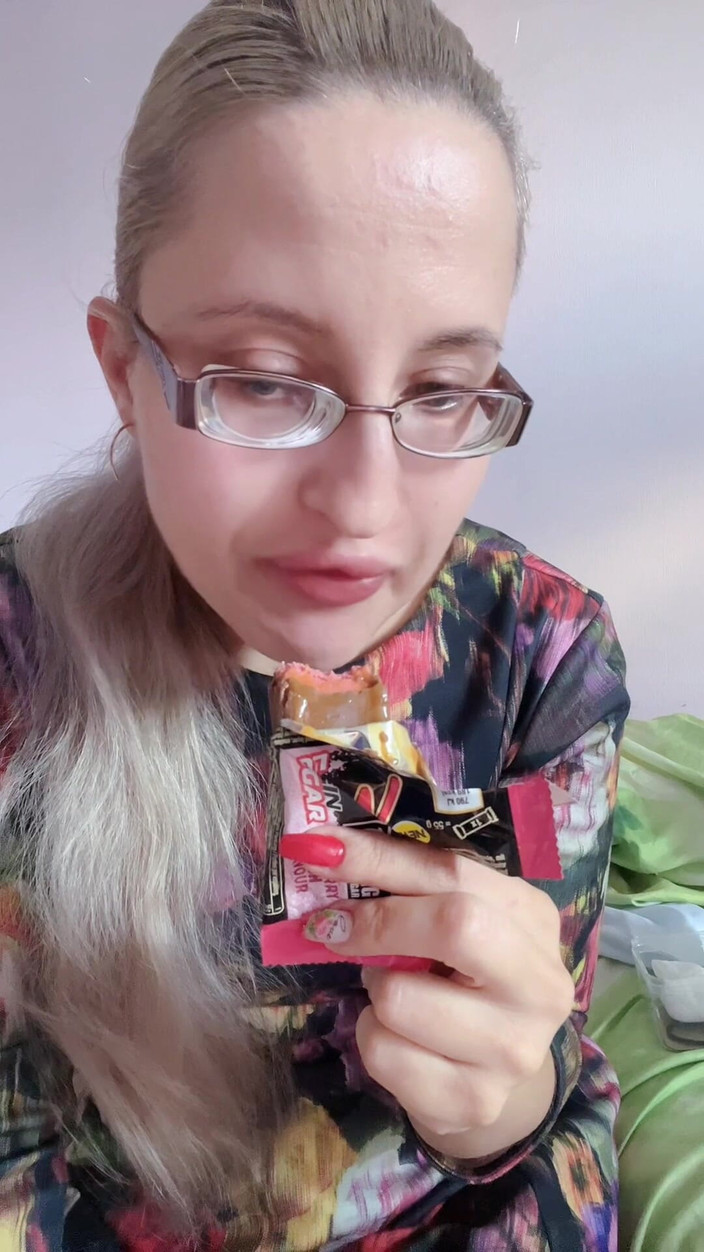 FinDom Goaldigger: Asmr isst Protein bar ohne zucker