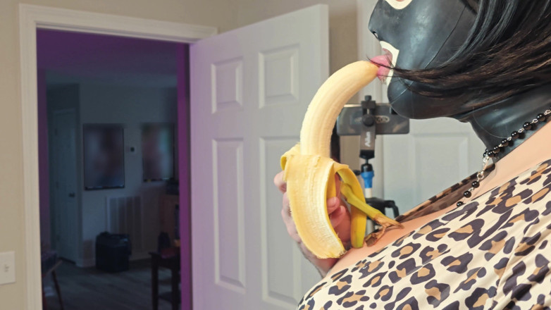 Jon Screcrow: Gigantescas tetas falsas crossdresser hace garganta profunda en una banana