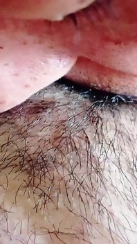 Punto de vista: mi esposo explora mi coño peludo, lamiendo y besando hasta llevarme a un delicioso orgasmo real