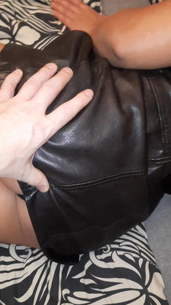 Mistress Meley: Lederkleid und Cowboystiefel
