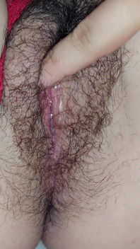 Mi vecina toca mi coño peludo 