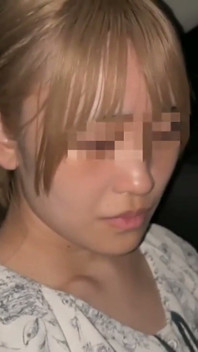 젊은 네일 아티스트 아내가 야생적인 면모를 드러냅니다. 민감한 곡선이 장난기 가득한 라이딩 세션으로 이어집니다.