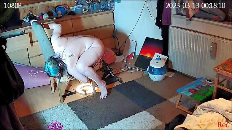 KittieNoOne: Kamera zachytí MILfku pomocí jejího šukacího stroje