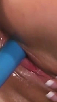Mencuba cermin mata futuristik membuatkan lesbian Tiffany Taylor dan Sammie Rhodes mengidamkan bermain dubur