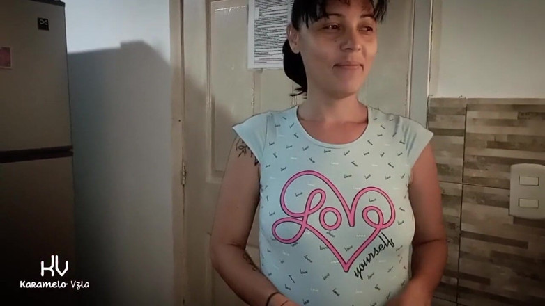 KarameloVzla: 掃除の女の子は、テナントが彼のコックに触れているのを見つけ、彼女は彼を助けることを申し出ます