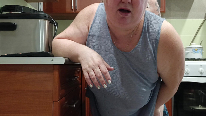 Zona901: Výprask sousedky velký zadek ošukaný do pusy, kundička a sperma...