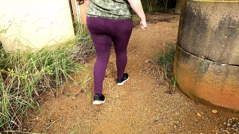 Bouncy Tits Action: Cewek ini menampar toket bugilnya sampai memeknya merah di lokasi...