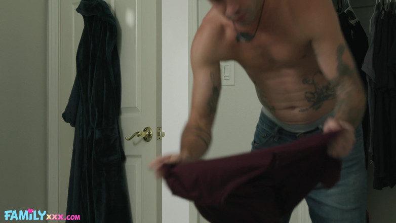 FamilyXXX: 운 좋은 애널 질싸를 받는 밀프 새디 서머스