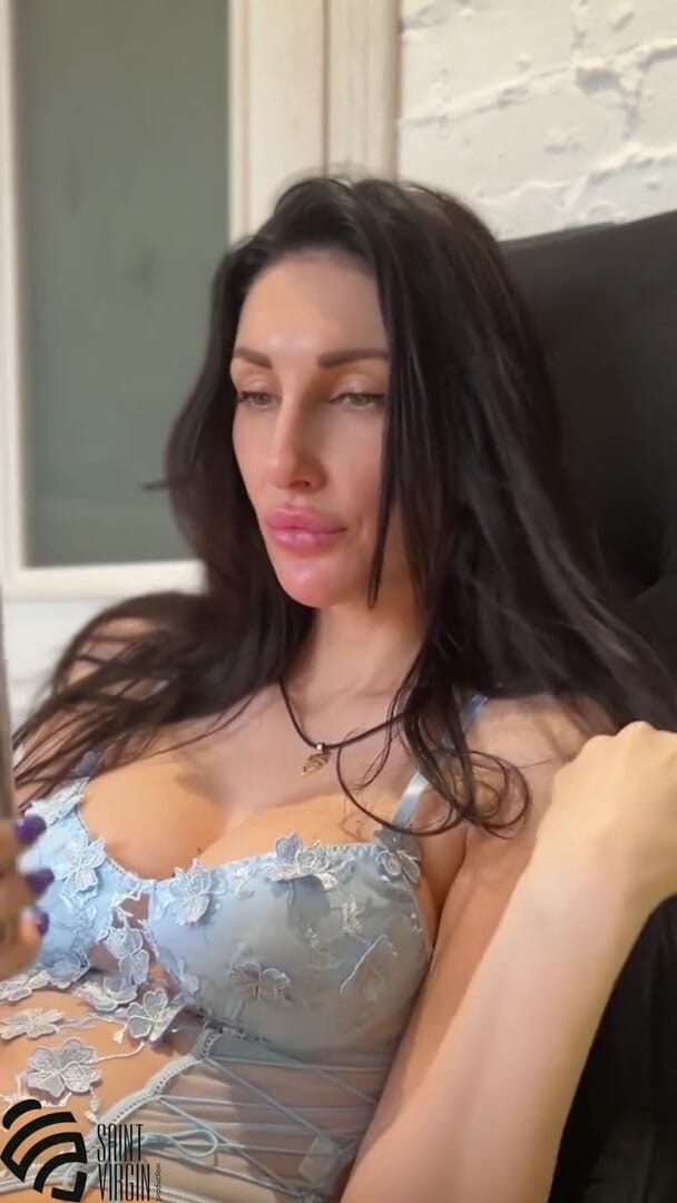 LizaVirgin: Esposa gostosa traiu o marido através de uma vídeo chamada