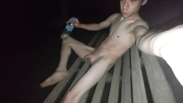 Dan Eagle: Jugando desnudo con meada 