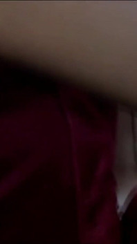 Bonita jovem amadora com peitos bonitos gosta com um vibrador em sua buceta suave