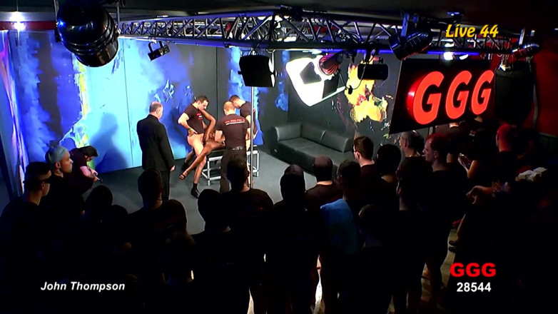 Deutschland Porno X: Brutta Troia Ebano in Una Gangbang Ggg Dal Vivo - Sborrata...